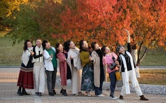 女孩迈开腿喂男孩吃草莓膀胱